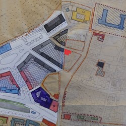 <p>Uitsnede van het Wederopbouwplan van Zutphen (1948) rondom het station, Basseroord 16 is met rood gemarkeerd. De geplande herstructurering is hierop goed zichtbaar, de ingekleurde panden betreffen nieuwbouw. Het blok van Basseroord 16 is omkaderd door een oranje bolletjeslijn wat aangeeft dat dit gebied wel tot het wederopbouwplan behoort maar niet direct op de sloopnominatie staat. [NL-ZuRAZ_103_85]</p>
